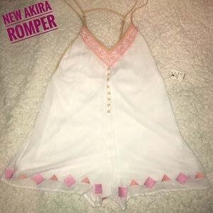 New AKIRA Romper Off White, Size Small